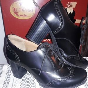 Clarks black artisan collection oxfords.